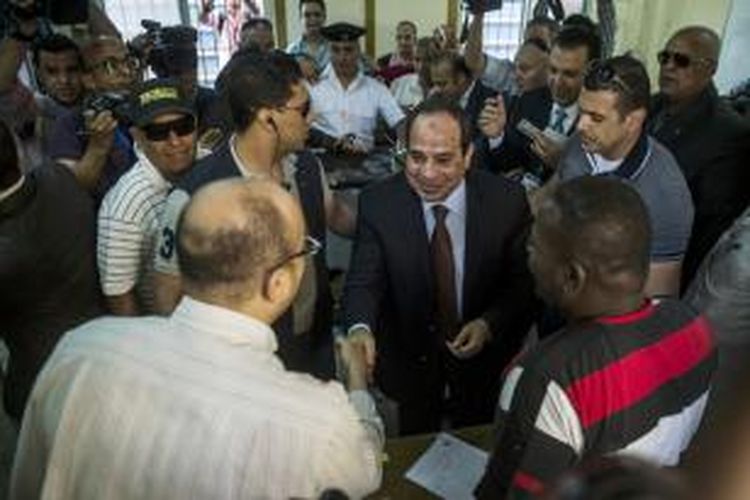 Mantan Panglima Angkatan Bersenjata Mesir, Mohammed Al-Sisi, tiba di sebuah TPS di Heliopolis, Kairo untuk memberikan suara dalam pemilihan presiden Mesir. Al-Sisi diperkirakan akan dengan mudah memenangkan pemilu ini.
