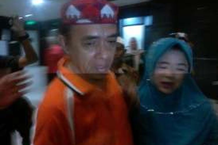 Kepala Desa Bajimangai, H Rabanur yang menjadi tersangka korupsi pembebasan lahan Bandara Internasional Sultan Hasanuddin, Makassar berpelukan dengan istrinya sebelum ditahan jaksa, Kamis (11/8/2016).