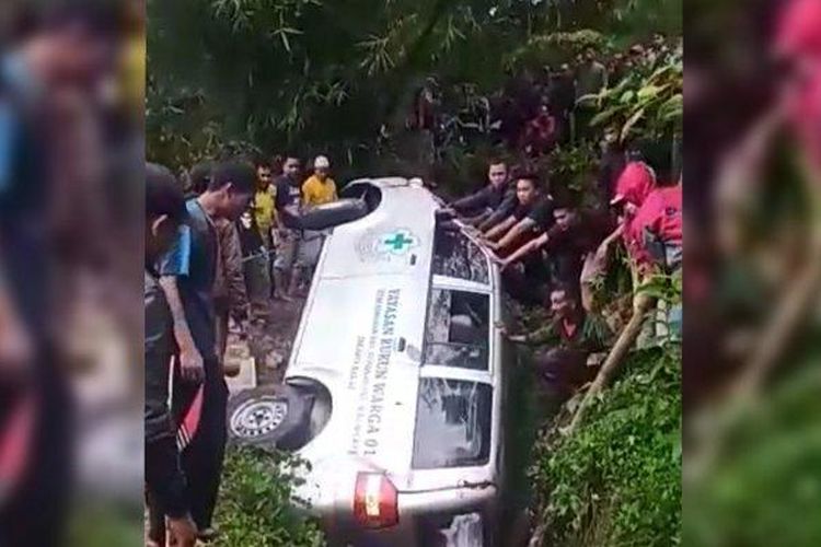 Ambulans di Garut terperosok ke jurang karena sopir menepikan mobil terlalu ke pinggir.