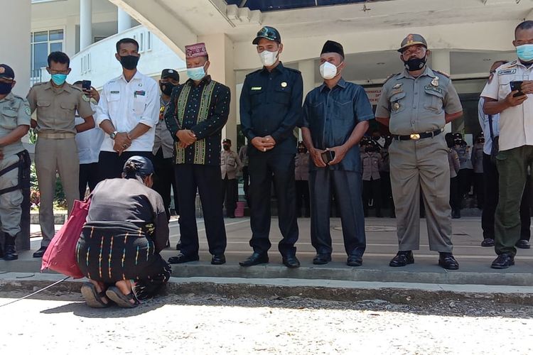 Foto : Saat ibu-ibu yang adalah isteri dari tahanan kasus tanah bersujud di hadapan Ketua DPRD Kabupaten Manggarai Barat, Rabu (29/9/2021).