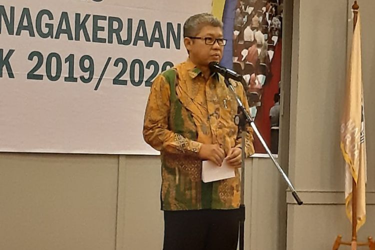 Sekretaris Jenderal (Sekjan) Kementerian Ketenagakerjaan (Kemanker), Khairul Anwar saat membuka ujian Tes Potensi Akademik (TPA) Penerimaan Mahasiswa Baru (PMB) Politeknik Ketenagakerjaan (Polteknaker) tahun ajaran 2019-2020 di ruang serbaguna kantor Kementerian Ketenagakerjaan, Jakarta, Senin (17/6/2019). 
