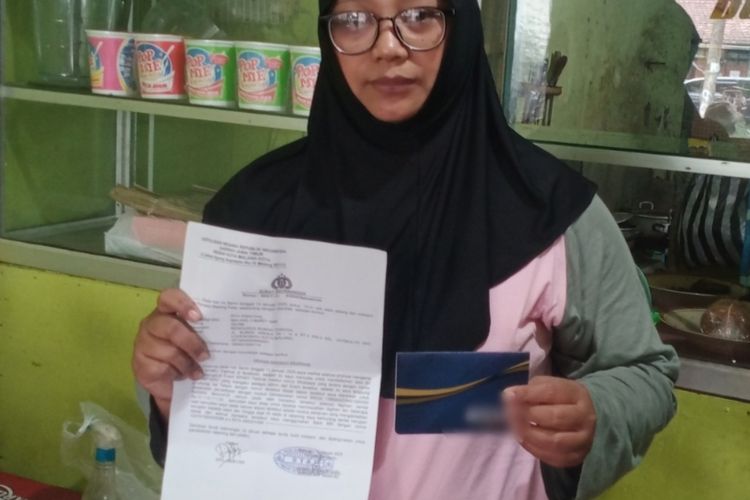 Seorang ibu bernama Rita Andayani (36) di Kota Malang, Jawa Timur mengaku menjadi korban penipuan setelah mengikuti undian kupon berhadiah di media sosial Facebook pada Senin (13/1/2025), siang.