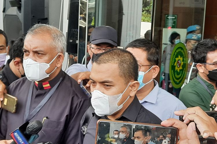 Kuasa hukum Munarman, Aziz Yanuar (masker putih rambut hitam pendek) di Pengadilan Negeri (PN) Jakarta Timur, Rabu (6/4/2022).