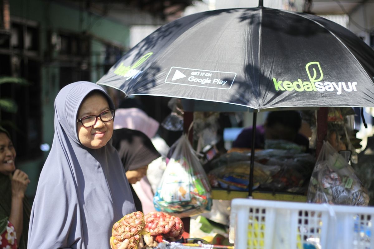 Menurut CEO Kedai Sayur Adrian Hernanto  kini masyarakat cenderung berbelanja kebutuhan pangan dan konsumsi sehari-hari secara daring. 