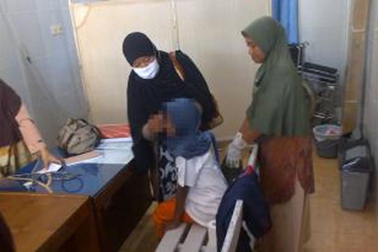 AL, anak korban penelantaran, usai diobati dan dimandikan di Puskesmas Mataram, Jumat (19/6/2015).