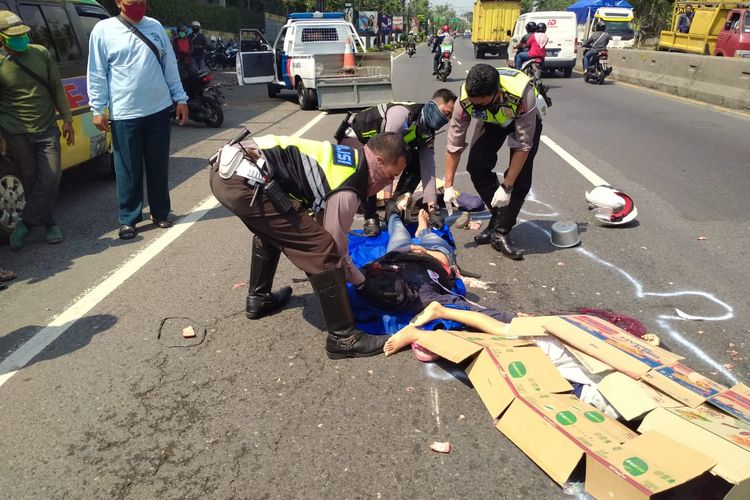 Kecelakaan di depan PT. Nissin menyebabkan ibu dan anak meninggal dunia.