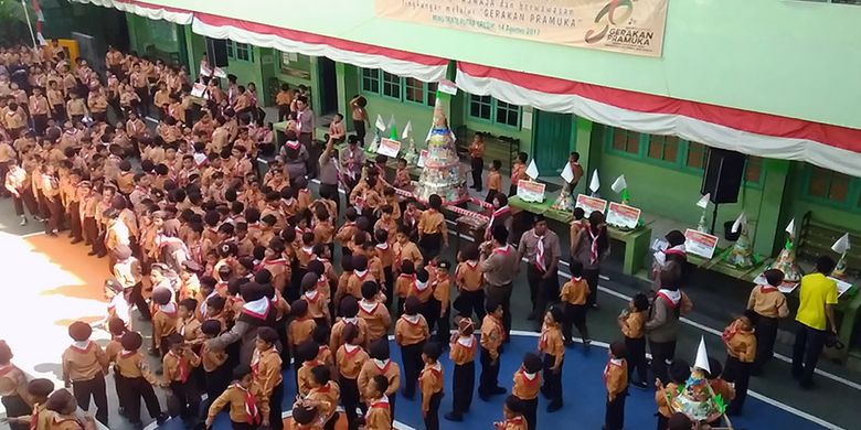 Tumpeng buku ketika dipamerkan di halaman sekolah MINU Trate Putra Gresik, Senin (14/8/2017).