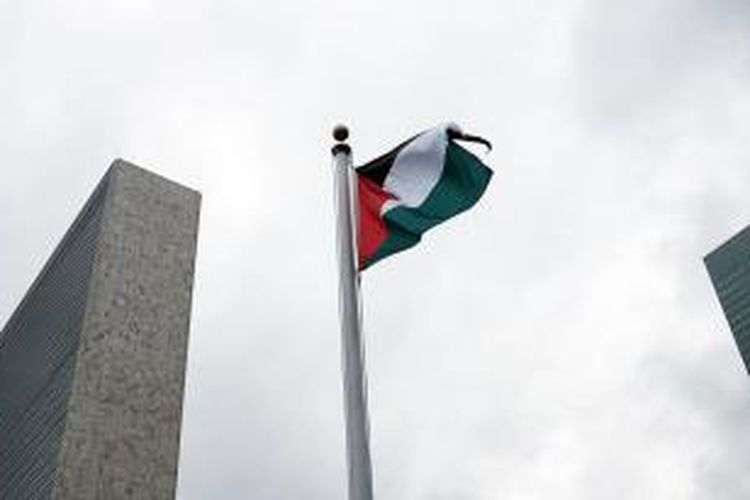 Bendera Palestina berkibar untuk pertama kalinya di markas Perserikatan Bangsa-bangsa (PBB) di New York, Rabu (30/9/2015).