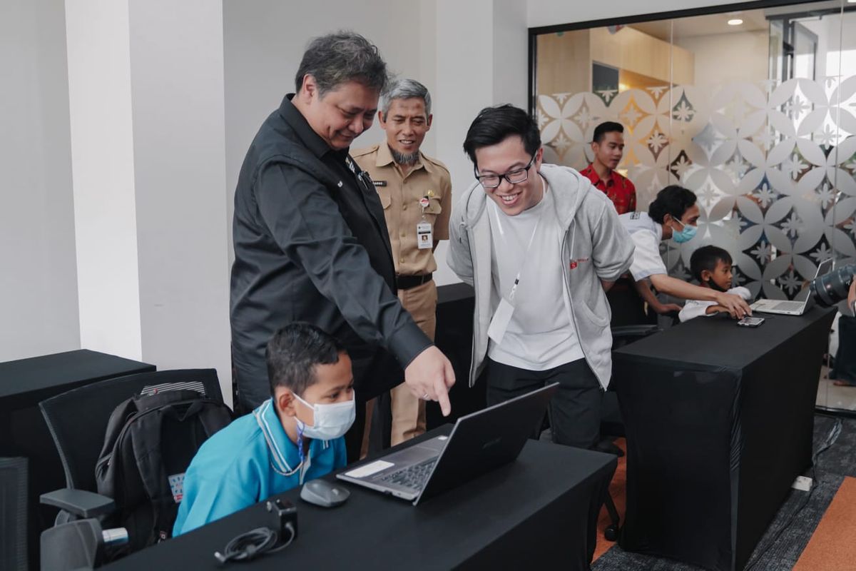 Menteri Bidang Perekonomian (Menko Perekonomian), Airlangga Hartarto, didampingi oleh Direktur Eksekutif Shopee Indonesia, Handhika Jahja meninjau Kelas Robotik dan Coding untuk anak dalam rangkaian acara Solo Createch di Solo Technopark.