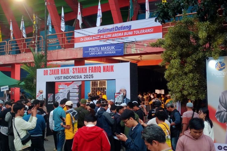 Kondisi pintu gate lokasi ceramah pendakwah muslim asal India, Dr. Zakir Naik di Stadion Gajayana, Kota Malang, Jawa Timur pada Kamis (10/7/2025), sore.