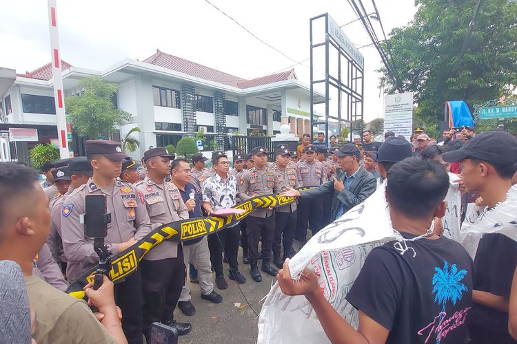 Dinilai Tidak Transparan dalam Kasus Korupsi BSPS, Warga Demo Kejari Sumenep