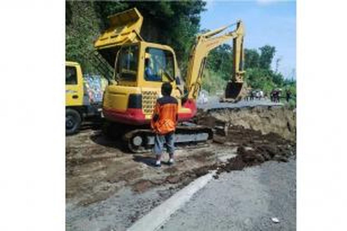 Kementerian Pekerjaan Umum dan Perumahan Rakyat (PUPR) menurunkan satu excavator dan satu unit dumptruck . Mobilisasi peralatan berat dari Semarang ini, untuk menangani bencana longsor, dan tanah amblas di Jalan Nasional Tegal-Purwokerto di Ciregol, Desa Kutamendala, Kecamatan Tonjong, Brebes, yang terjadi pada Sabtu sore (11/4/2015).