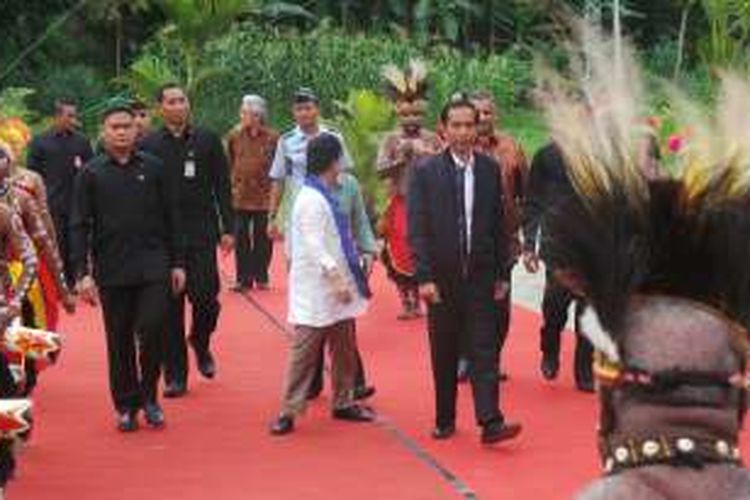 Presiden Jokowi disambut tarian papua setibanya di Gardu Induk PLN Weina, Jayapura, Senin (17/10/2016).