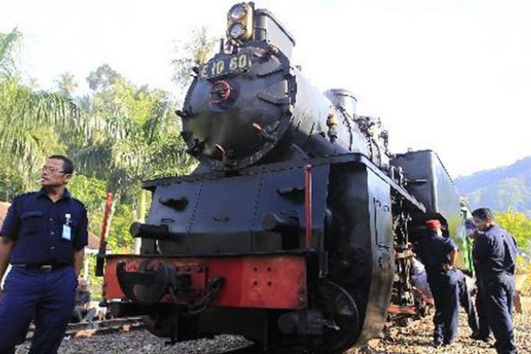 Kereta api wisata bertenaga batu bara, Mak Itam, dipakai untuk membawa pebalap sepeda menuju ke lokasi start etape 6A Tour de Singkarak 2011 Sawahlunto menuju Istano Basa Pagaruyung, Sumatera Barat, Sabtu (11/6/2011). Panitia sengaja mengajak peserta Tour de Singkarak 2011 menaiki kereta api Mak Itam untuk mempromosikan potensi wisata di kota Sawahlunto. 