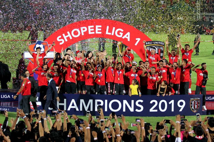 Pemain, official dan manajemen Bali United merayakan juara Liga 1 2019 di Stadion Kapten I Wayan Dipta Gianyar, Bali, Minggu (22/12/2019) malam.