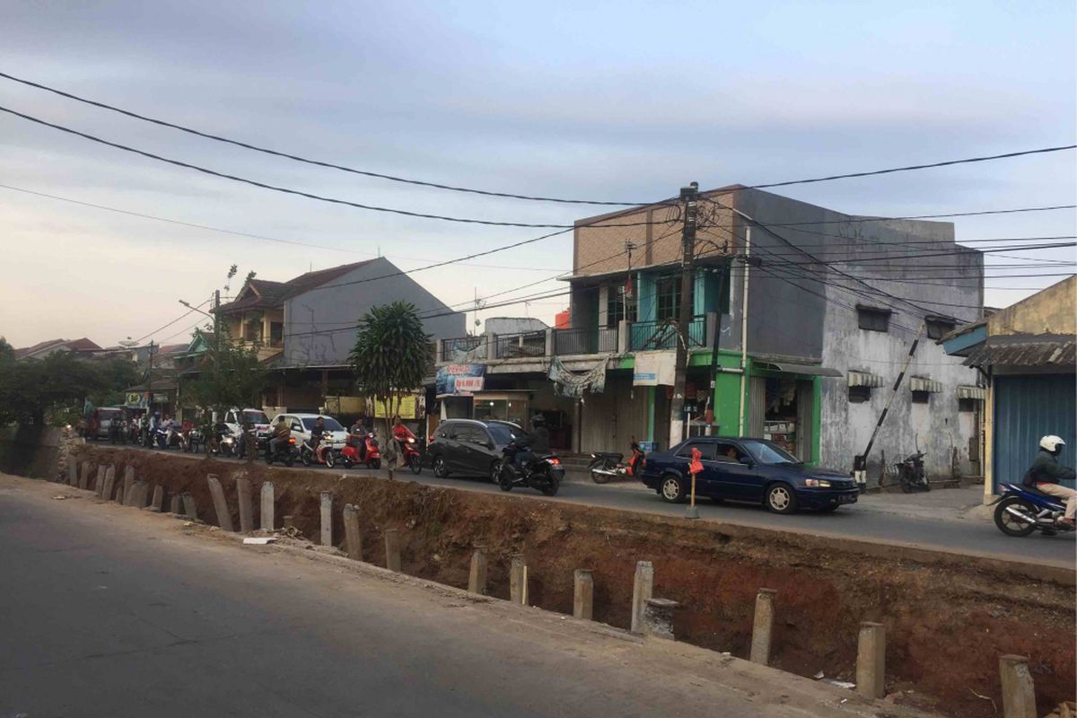 Warga Jalan Maharta, Kelurahan  Pondok Kacang Timur, Kecamatan Pondok Aren, Tangerang Selatan mengeluhkan dampak dari pengerjaan turap yang dinilai membahayakan warga sekitar.  Di kali sepanjang 500 meter itu tembok pembatas kali dan jalan dirobohkan. Sebagian tembok telah dibangun kembali tembok pembatas, sementara tembok pembatas di RW 009 terlihat belum terpasang. Hal tersebut membuat para pengendara harus berhati-hati ketika melintas jika tidak ingin terperosok ke dalam kali, Senin (19/11/2018).