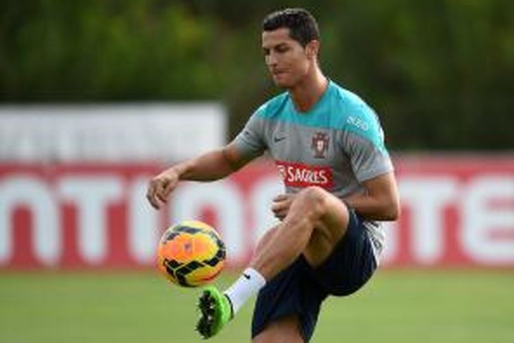 Gelandang Real Madrid, Cristiano Ronaldo, mengikuti sesi latihan tim nasional Portugal, di Praia del Rey, Senin (6/10/2014).