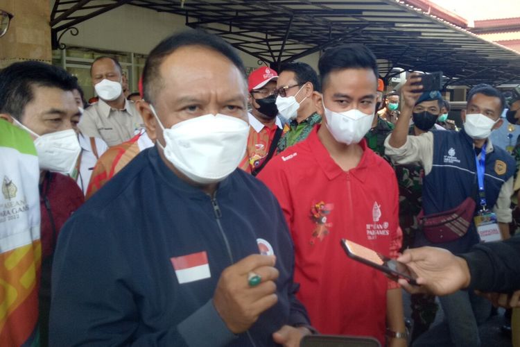 Menteri Pemuda dan Olahraga (Menpora) Zainudin Amali, dan Ketua INASPOC sekaligus Wali Kota Solo Gibran Rakabuming Raka dalam simulasi kedatangan kontingen ASEAN Para Games XI Tahun 2022 di Bandara Internasional Adi Soemarmo Solo, Jawa Tengah, Senin (25/7/2022).