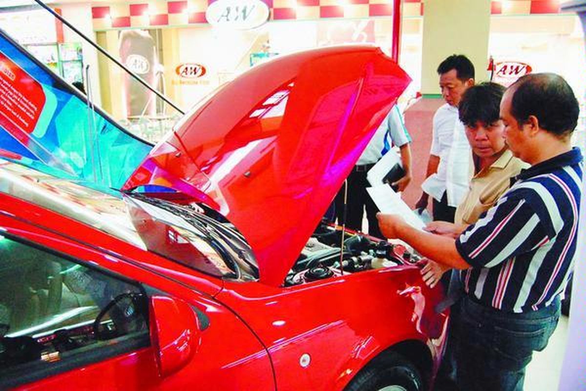 Sejumlah calon pembeli mengamati kondisi mobil baru dan bekas di kompleks Mal Palembang Square, Sabtu (15/3). Menurut panitia, pameran mobil selalu menarik perhatian para calon pembeli di Palembang.  