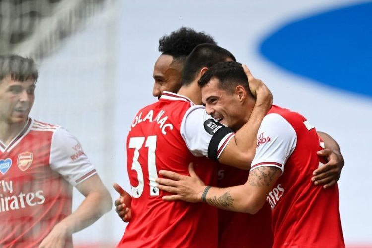 Granit Xhaka (kanan) merayakan gol bersama rekan satu timnya pada laga Arsenal vs Norwich City di Stadion Emirates dalam lanjutan pekan ke-32 Premier League, kasta tertas Liga Inggris, Rabu (1/7/2020).