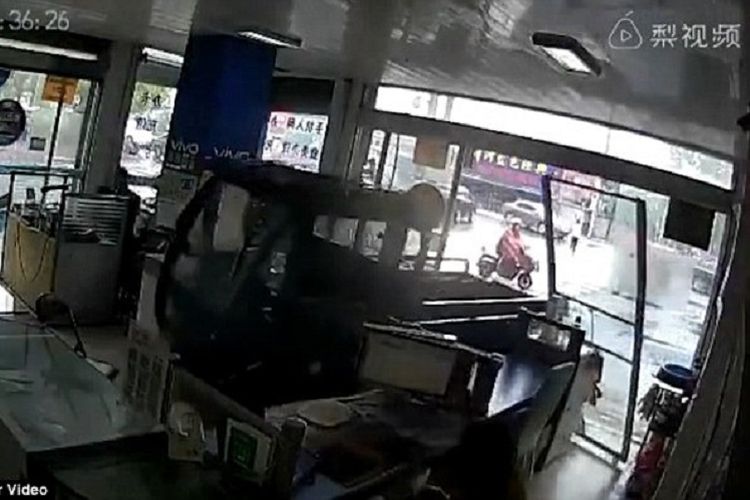 Akibat pedal gas tak sengaja terinjak anjing, mobil pikap ini menabrak sebuah toko ponsel di China.