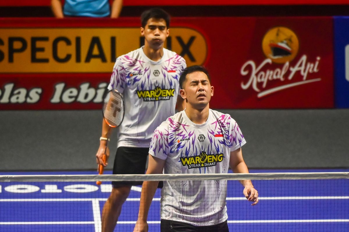 Pebulu tangkis ganda putra Indonesia Sabar Karyaman Gutama (depan), dan Reza Pahlevi Isfahani (belakang) bereaksi usai gagal mengantisipasi pukulan kok dari ganda putra Korea Selatan Kim Won Ho/Seo Seung Jae pada babak final Kapal Api Indonesia Open 2025 di Istora Senayan, Gelora Bung Karno, Jakarta, Minggu (8/6/2025). Sabar dan Reza harus puas menjadi runner up setelah kalah dalam pertandingan tersebut dengan skor 21-18, 19-21, 12-21. ANTARA FOTO/Rivan Awal Lingga/app/YU