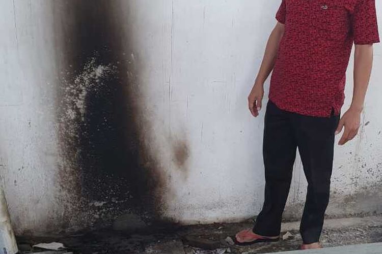 Seorang kuli bangunan menyaksikan peristiwa pelemparan bom molotov di  kantor Sekretariat Pimpinan Anak Cabang (PAC) PDI-P Kecamatan Cileungsi, Kabupaten Bogor, Jawa Barat, Rabu (29/7/2020)