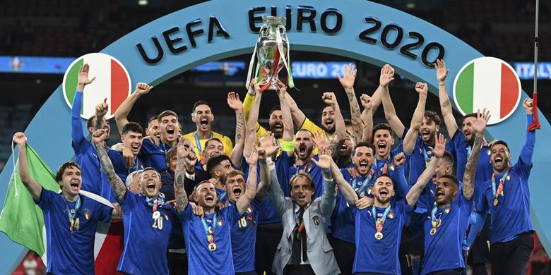 Timnas Italia di bawah asuhan pelatih Roberto Mancini mengangkat trofi Euro 2020 di podium usai mengandaskan perlawanan Inggris di Stadion Wembley pada babak final, Minggu (11/7/2021). Terkini, Italia bersama Turkiye terpilih menjadi tuan rumah Euro 2032.