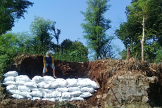 Warga Kediri Gunakan 369 Karung Pasir Tambal Tembok Pembatas Sungai yang Ambrol