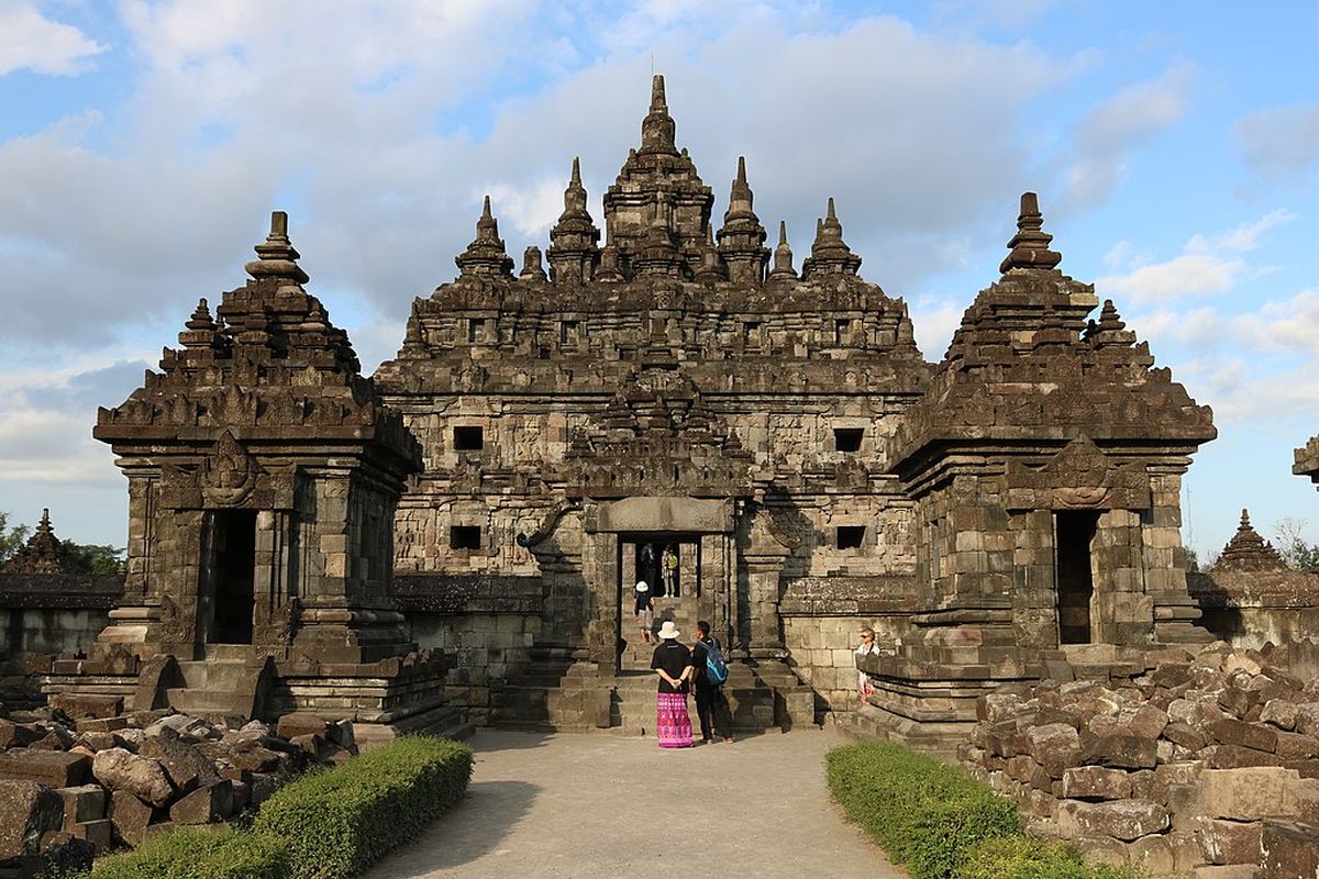 Candi Plaosan di Kabupaten Klaten merupakan wujud akulturasi budaya Hindu dan Buddha peninggalan Kerajaan Mataram Kuno.