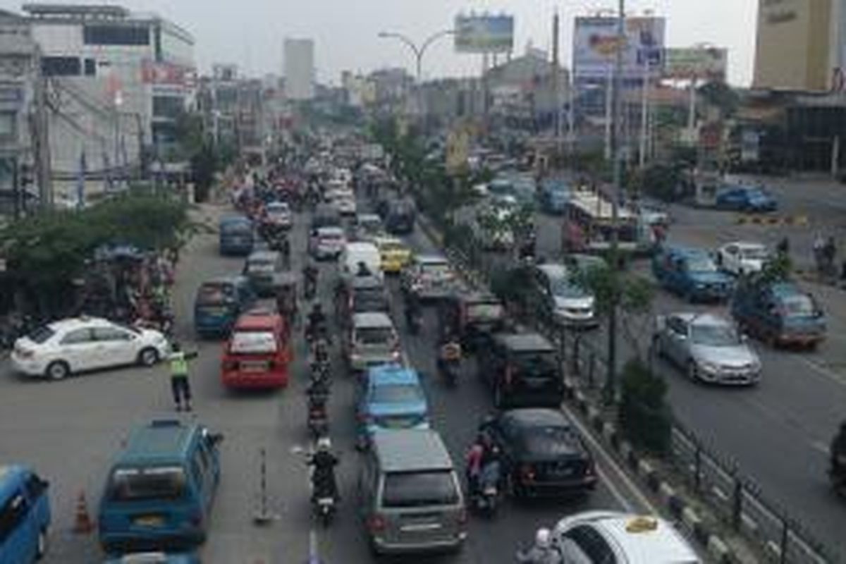 Jalur Margonda antara Margo City dan Depok Town Square, sekitar tengah hari Sabtu (21/9/2013).