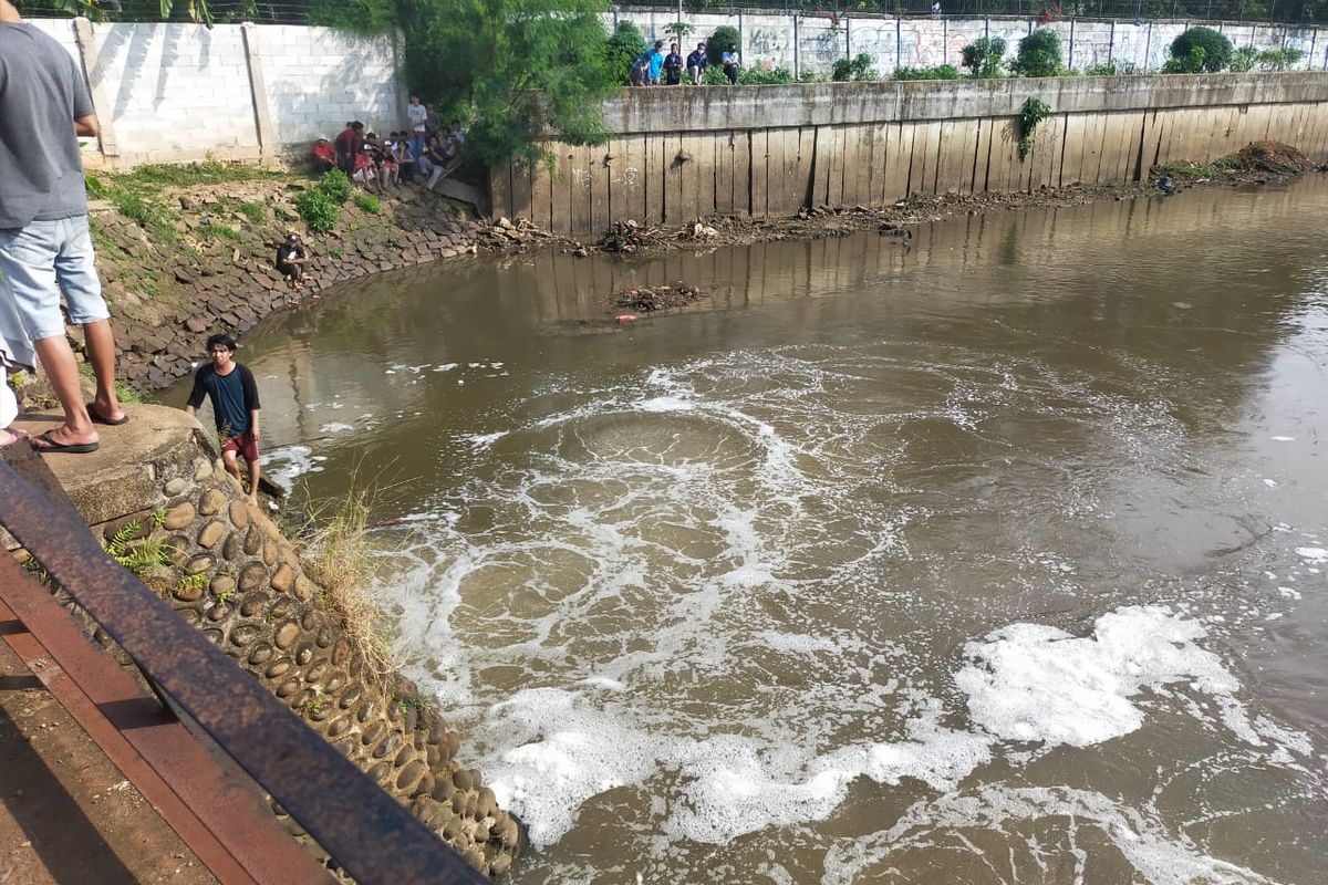 Pintu Air Kali Pesanggrahan, Kebon Jeruk, Jakarta Barat pada Selasa (23/6/2020)