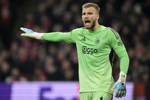 Posisi Maarten Paes di Ajax Aman, Eks Liverpool-Arsenal Resmi Dilepas