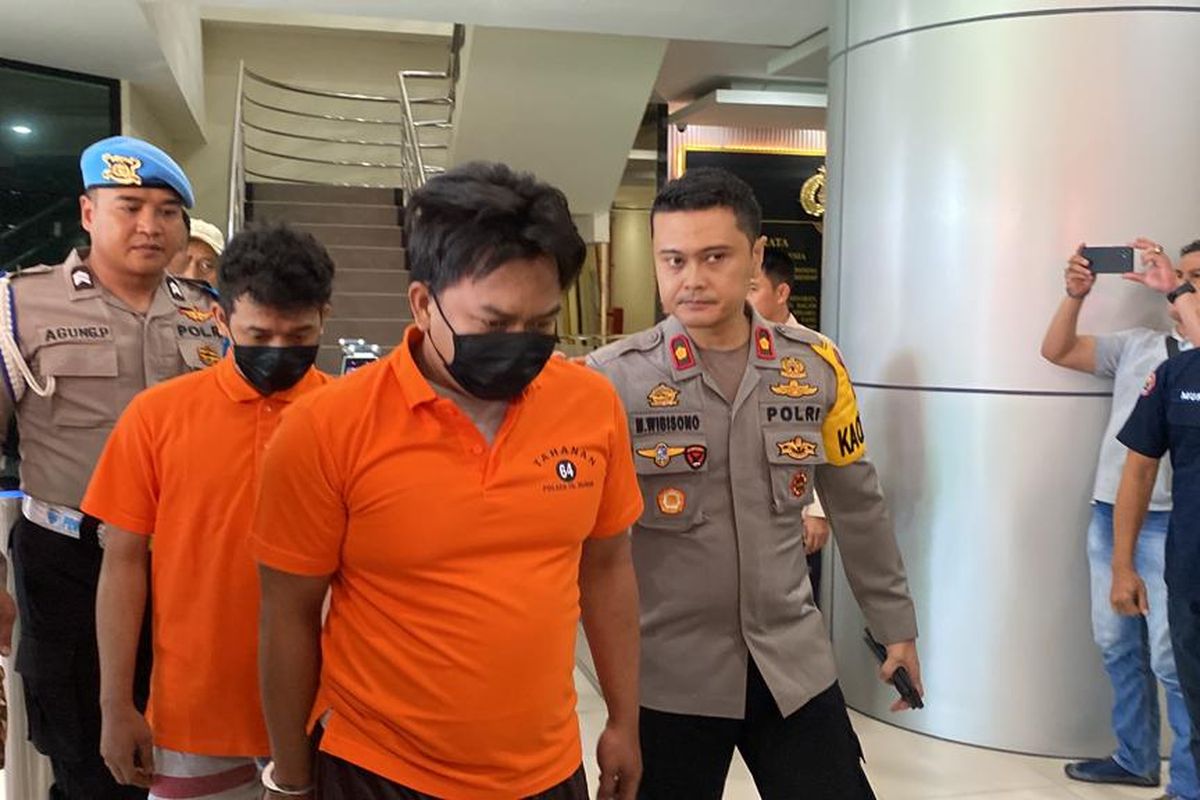 Pelaku yang ikut-ikutan menangkap Saipul Jamil digiring di Mapolres Metro Jakarta Barat, Jumat (12/1/2024). 