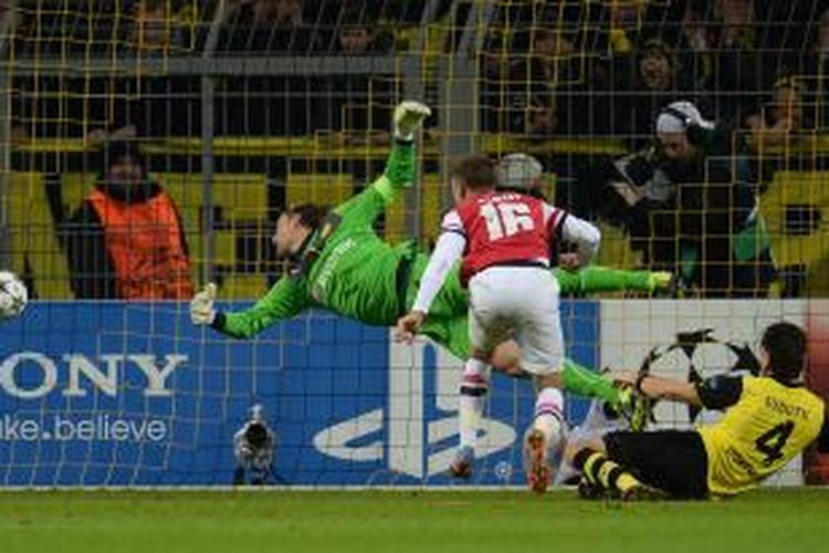 Gelandang Arsenal Aaron Ramsey mencetak gol ke gawang Borussia Dortmund, pada matchday keempat Grup F Liga Champions, di Signal Iduna Park, Rabu (6/11/2013). 