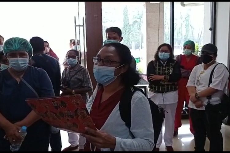 Puluhan Nakes Gerunduk Kantor Walikota Sorong