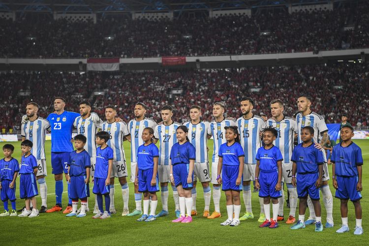 Pesepka bola Timnas Argentina berfoto bersama jelang pertandingan persahabatan FIFA Match Day melawan Timnas Indonesia di Stadion Utama Gelora Bung Karno, Jakarta, Senin (19/6/2023). ANTARA FOTO/Galih Pradipta/tom.