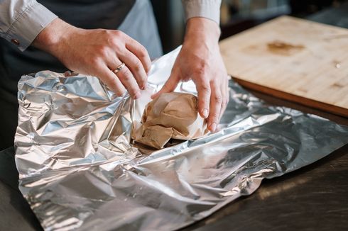 6 Cara Bersihkan Alat Dapur Gosong Berkerak dengan Alumunium Foil
