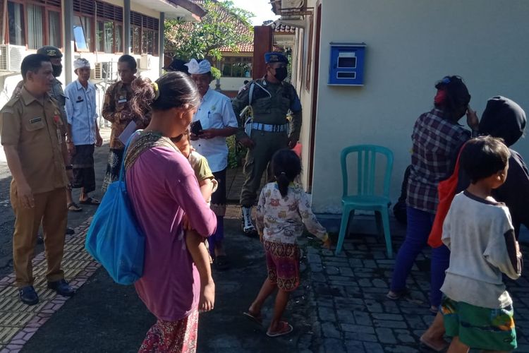 Para gepeng yang terjaring razia di Kota Singaraja, Bali, dibawa ke Kantor Dinsos Buleleng, Senin (30/5/2022).
