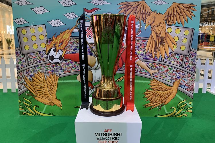 Demikian bentuk trofi Piala AFF 2022 yang dipamerkan ke publik Indonesia di Lippo Mall Puri, Jakarta Barat, pada Sabtu (26/11/2022).