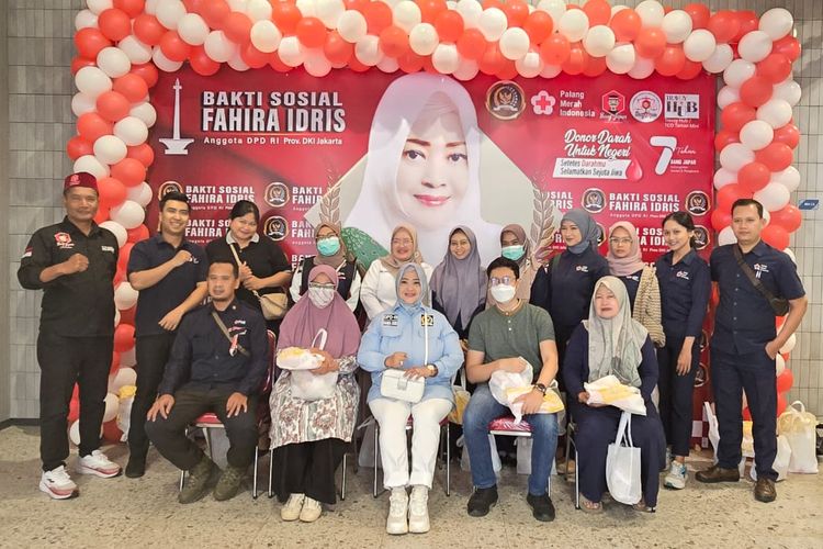 Anggota Dewan Perwakilan Daerah Republik Indonesia (DPD RI) Daerah Pemilihan Jakarta Fahira Idris kembali menggelar kegiatan bakti sosial dan donor darah di Kantor Travoy Hub/TCD Taman Mini Jakarta Timur, Minggu (15/12/20204). 