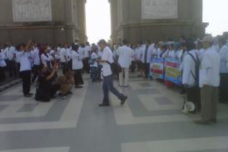 Usai mengikuti aksi solidaritas terhadap dr Ayu di Monumen Simpang Lima Gumul di Kabupaten Kediri, Jawa Timur, Rabu (27/11/2013), para dokter tak lupa menggelar sesi foto.