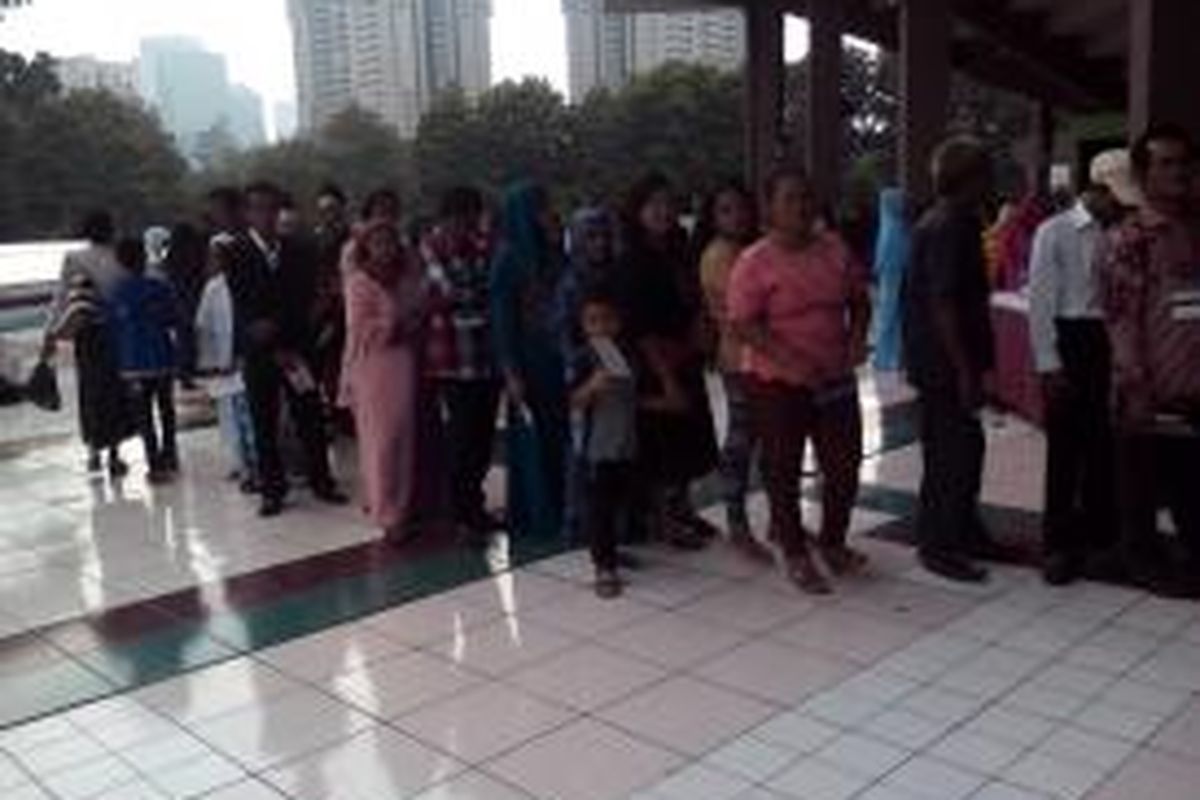 Peserta acara nikah massal membawa anak-anak mereka di Istora Senayan, Jakarta Pusat, Rabu (28/1/2015). 