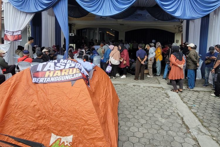 Korban Penipuan Eks Pegawai Bank di Purwokerto Pasang Tenda, Siap Nginap di Kantor Cabang