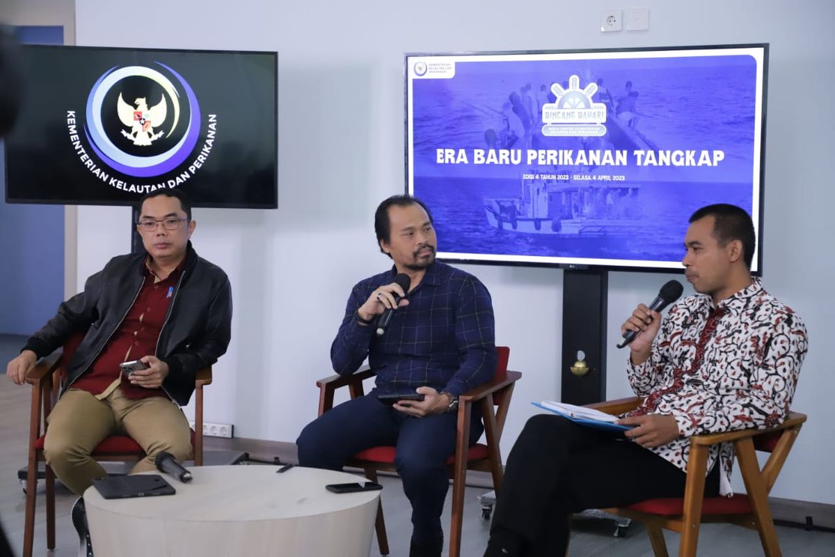 Asisten Khusus Menteri Kelautan dan Perikanan (Menteri KP) Bidang Media dan Komunikasi Publik Doni Ismanto (tengah) bersama Direktur Perizinan dan Kenelayanan Ditjen Perikanan Kementerian KP Ukon Ahmad Furqon (kiri) dan pelaku usaha perikanan tangkap Purnomo, dalam diskusi Bincang Bahari mengupas Era Baru Perikanan Tangkap di Media Center Kementerian KP, Jakarta, Selasa (4/4/2023). 
Kebijakan Penangkapan Ikan Terukur (PIT) yang belum lama ini diundangkan melalui Peraturan Pemerintah (PP) Nomor 11 Tahun 2023 dinilai sebagai langkah strategis pemerintah dalam menjamin keberlanjutan usaha perikanan nasional.
