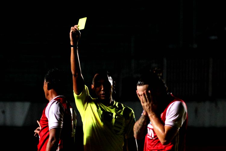 Wasit Fariq Hitaba mengeluarkan 10 kartu kuning saat Final Piala Menpora 2021 leg pertama Persija Jakarta melawan Persib Bandung yang berakhir dengan skor 2-0 di Stadion Maguwoharjo Sleman, Kamis (22/04/2021) malam. 