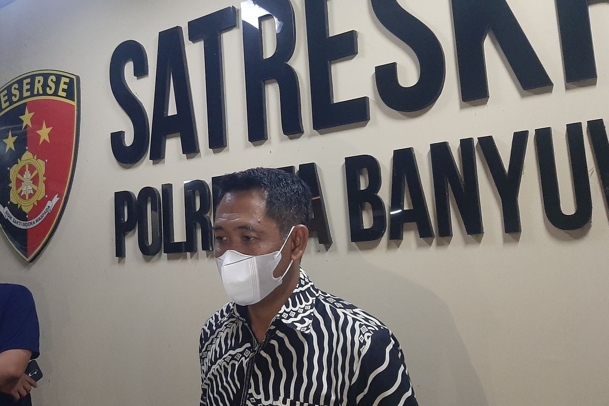 Kasat Reskrim Polresta Banyuwangi, AKP Iwan Hari Purwanto, mengatakan pihaknya telah mengamankan R (35) pria bertopi hitam yang todongkan pistol di arena jaranan. KOMPAS.COM/AHMAD SU'UDI 