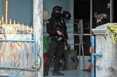 Densus 88 Geledah Rumah Terduga Teroris yang Ditangkap di Cikarang