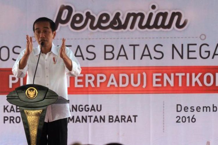 Presiden Republik Indonesia, Joko Widodo saat memberikan sambutan dalam rangkaian peresmian Pos Lintas Batas Negara (PLBN) Entikong, Kabupaten Sanggau, Kalimantan Barat (21/12/2016)
