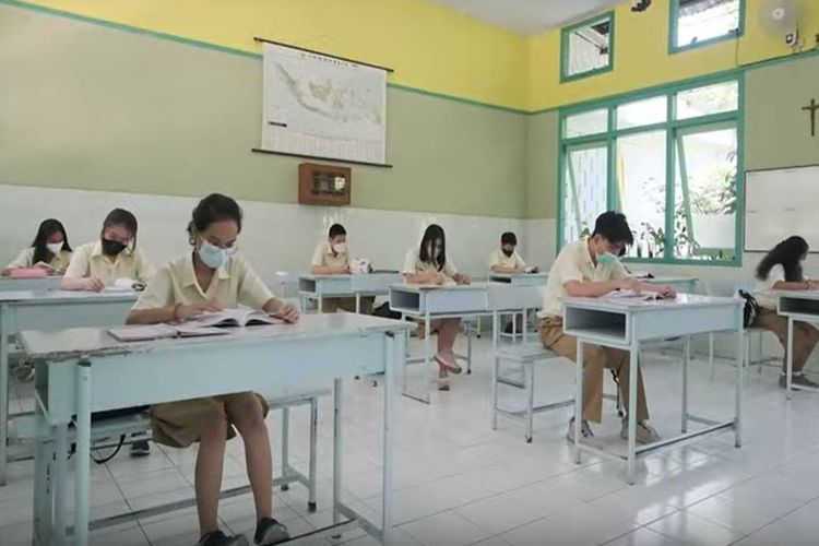 Suasana belajar di ruang kelas SMAK Kolese St Yusup